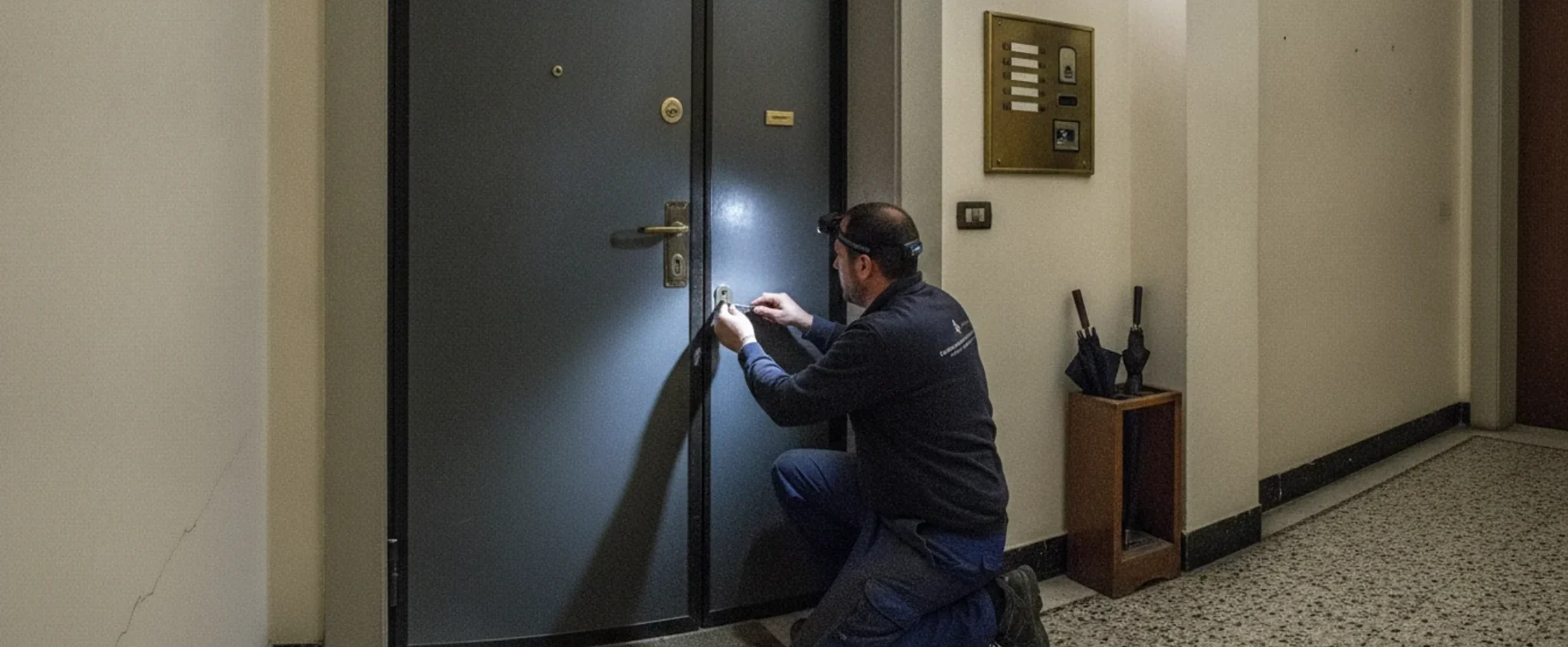 Fabbro di Emergenza al lavoro su una porta blindata a Milano di notte